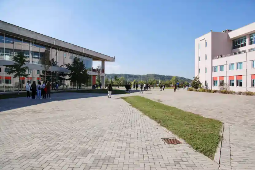 埃波卡大学校园建筑外观全景图